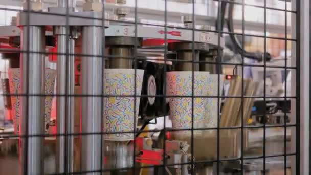 Automatyczne usuwanie ekspres do kawy kubek papieru podczas pracy na wystawie — Wideo stockowe