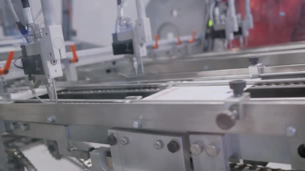 Kartonblech bewegt sich auf der Förderlinie der automatischen Kartonherstellungsmaschine — Stockvideo