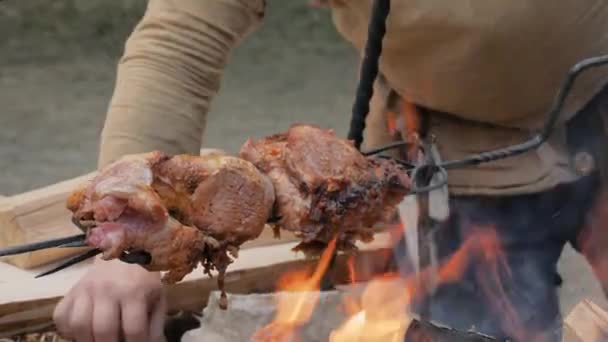 慢动作：在明火上吐出的大肉和平的烹调过程 — 图库视频影像