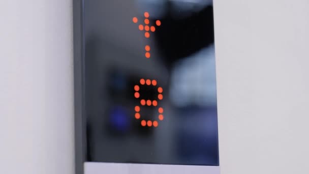 Affichage numérique de l'ascenseur indiquant le numéro du plancher - ascenseur descendant : gros plan — Video