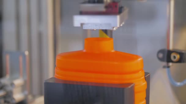 Spin dome trimmer snijden lege oranje plastic jerrycans op transportband — Stockvideo