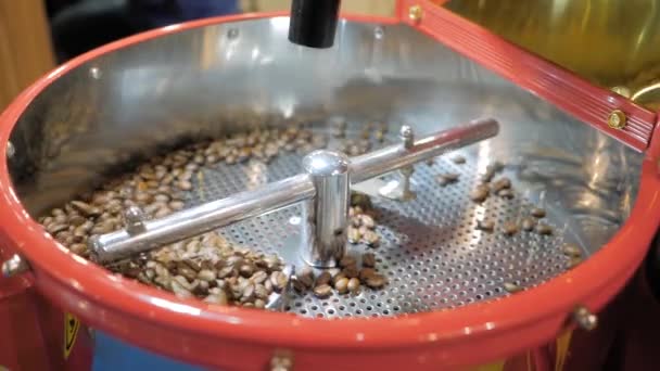 Meng- en roosterproces: slow motion - koffiebrandermachine tijdens het werk — Stockvideo