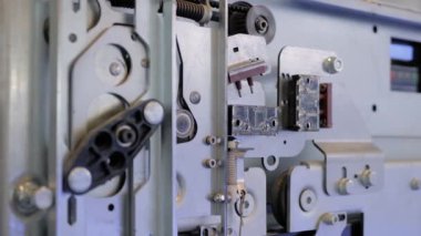 Yavaş çekim: asansör kapısı açma ve kapatma mekanizması