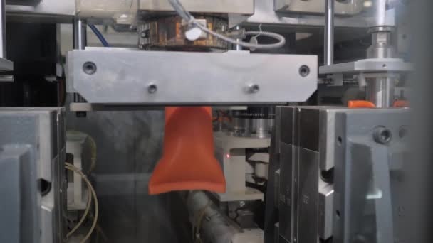 Máquina automática de moldeo por soplado: fabricación de bidones de plástico naranja vacíos — Vídeo de stock