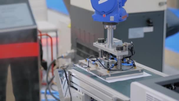 Роботизированный манипулятор маркировщика: автоматический аппликатор этикеток на выставке роботов — стоковое видео