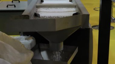 Otomatik taşıma bandında geri dönüştürülmüş plastik granüller, fabrikada şist karıştırıcı.