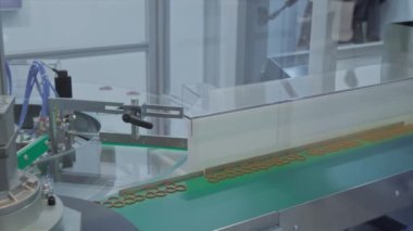 Plastik detaylar sergi ve fabrikada taşıma bandında taşınıyor.