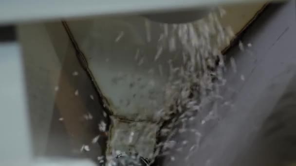 Recyklované plastové granule, pelety padající do kovové nádoby: zblízka — Stock video