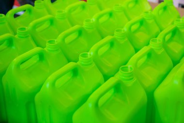 Bir sürü boş yeşil plastik bidon.