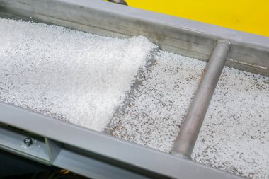 Otomatik taşıma bandında geri dönüştürülmüş plastik granüller, şist sallayıcı