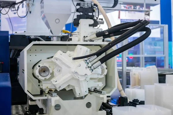 Частина автоматичної пластикової машини для лиття під тиском під час роботи — стокове фото