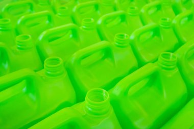 Birçok boş yeşil plastik bidon arkaplanı