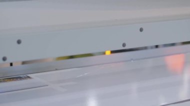 Büyük biçim yazdırma - matbaada çalışırken UV dijital düz yatak yazıcısı