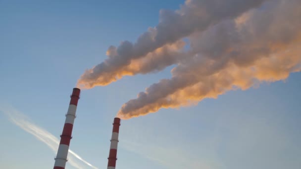 Çevre kirliliği - fabrika bacaları gökyüzüne karşı beyaz duman yayıyor — Stok video