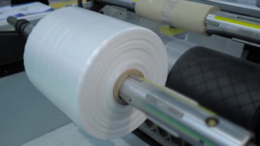 Yakın çekim: otomatik plastik torba yapma makinesi - polietilen filmli silindir