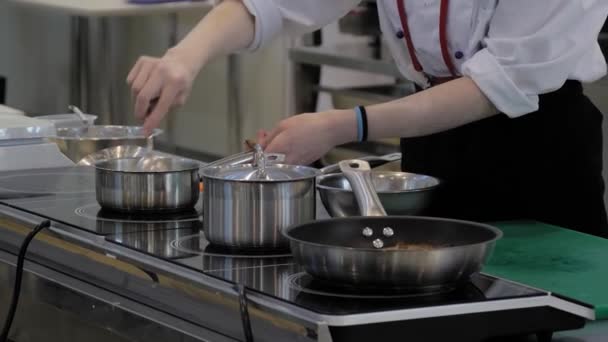 厨师在饭馆里的锅子里融化黄油 — 图库视频影像