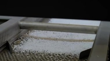 Otomatik taşıma bandında geri dönüştürülmüş plastik granüller, şist sallayıcı