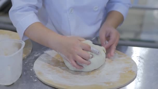 Baker händer knåda färsk deg på bord på bageri - närbild — Stockvideo