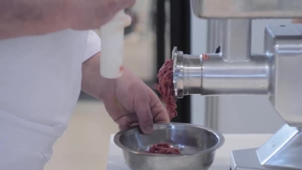 Kuchařské ruce pomocí klasické ruční brusky na maso a příprava kleští — Stock video