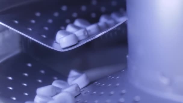 Close up: macchina depolveratrice con trasportatore per la depolverazione di pillole, compresse, farmaci — Video Stock