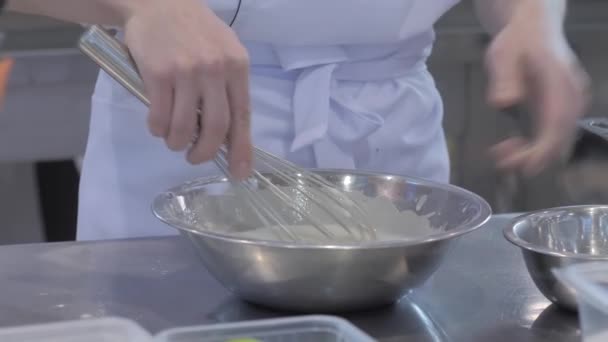 Close up: tukang roti memegang balon kocokan dan menyiapkan krim manis dicambuk — Stok Video