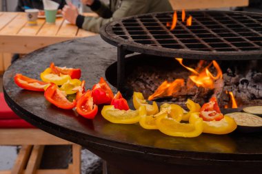 Izgara sağlıklı dilimlenmiş kırmızı, sarı tatlı dolmalık biber.