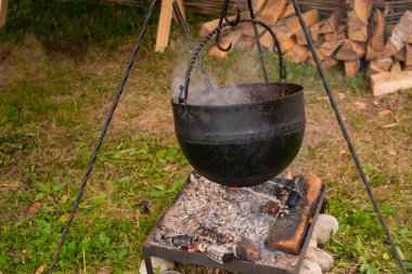 Açık ateşte yemek hazırlamak - kamp konsepti