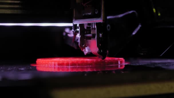 Machine d'impression tridimensionnelle faisant le modèle 3D physique plat rouge - gros plan — Video