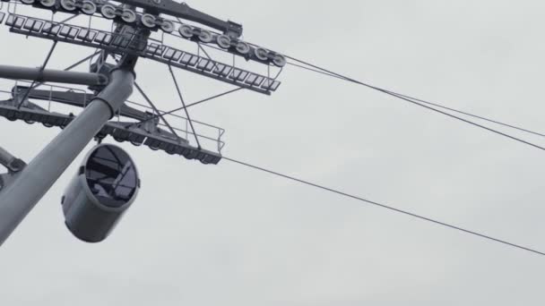 Sistema de teleférico elevador de góndola en movimiento contra el cielo gris - transporte público — Vídeos de Stock