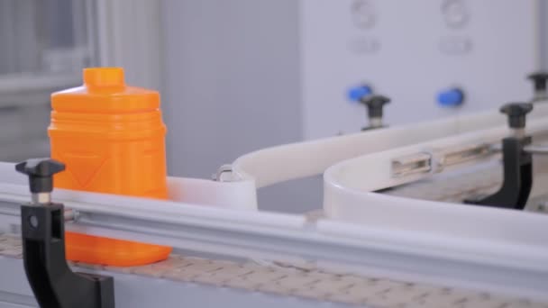 Üres narancssárga műanyag Jerry dobozok mozgó szállítószalag a kiállításon — Stock videók