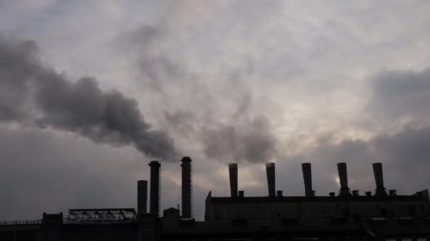 환경 오염 - 회색 하늘에 연기를 방출하는 공장 굴뚝 — 비디오