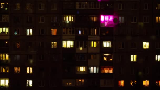 Timelapse des fenêtres de l'immeuble de vie la nuit - vue sur la façade — Video