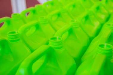 Yakın çekim: bir sürü boş yeşil plastik bidon