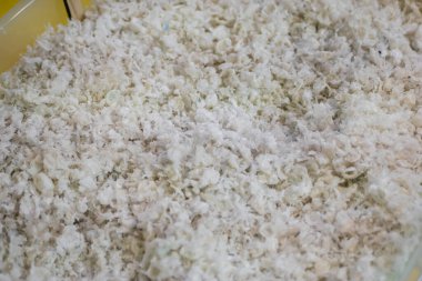 Yakın plan: yenilenebilir kaynak - ikincil yumuşak plastik granüller yığını