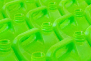 Birçok boş yeşil plastik bidon arkaplanı - kapat