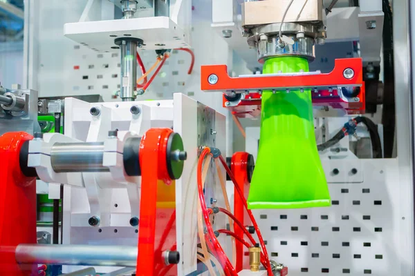 Automatic blow molding machine: manufacturing of empty green plastic jerrycans — Stock Photo, Image