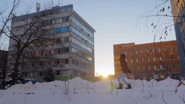 Kvinna kasta varmt vatten i kall luft, varmt vatten förvandlas till ånga - slow motion — Stockvideo