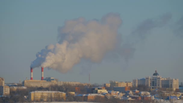 도시 건물에서의 모습 과 공장 굴뚝에서 뿜어 져 나오는 연기가 푸른 하늘을 배경으로 — 비디오