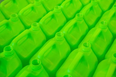 Birçok boş yeşil plastik bidon arkaplanı