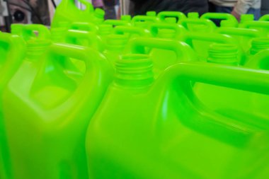 Bir sürü boş yeşil plastik bidon.