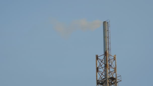 Fábrica de chimenea que emite humo blanco contra el cielo - contaminación ambiental — Vídeos de Stock