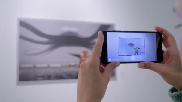 Conceito de arte contemporânea - mulher usando smartphone com aplicativo AR — Vídeo de Stock