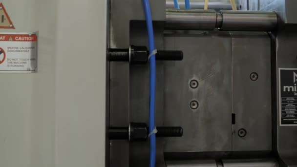 作業中の射出成形機:空のプラスチックボウルの製造 — ストック動画