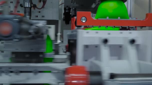 Automatische Blasmaschine: Herstellung leerer grüner Plastikkanister — Stockvideo