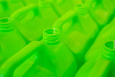 Birçok boş yeşil plastik bidon arkaplanı - kapat