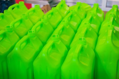 Bir sürü boş yeşil plastik bidon.