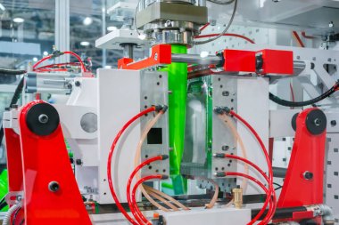 Otomatik darbe kalıbı makinesi: boş yeşil plastik bidonların üretimi