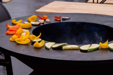 Sebze pişirme süreci - ızgarada dolma biber ve kabak dilimleri