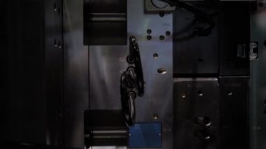 İş sırasında enjeksiyon kalıp makinesi: boş plastik bardakların üretimi