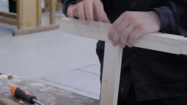 Profesyonel marangoz ahşap detaylarla çalışıyor - montaj işlemi